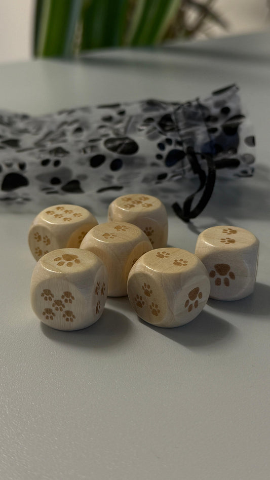 Holz-Pfotenwürfel – Unterstütze Hunde mit jedem Wurf