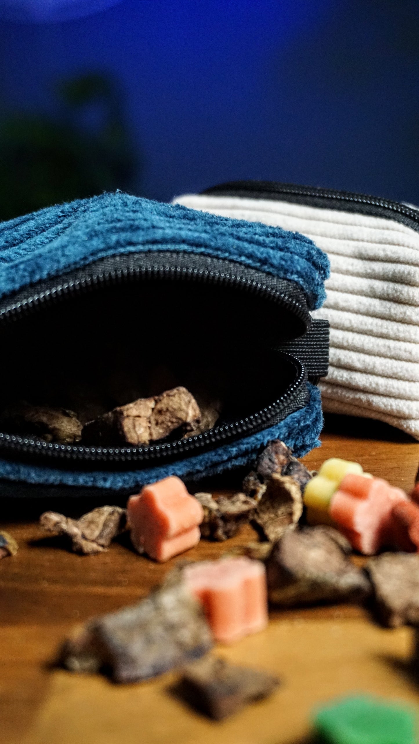 SET: Leckerliebeutel mit stylischem Kotbeutelspender